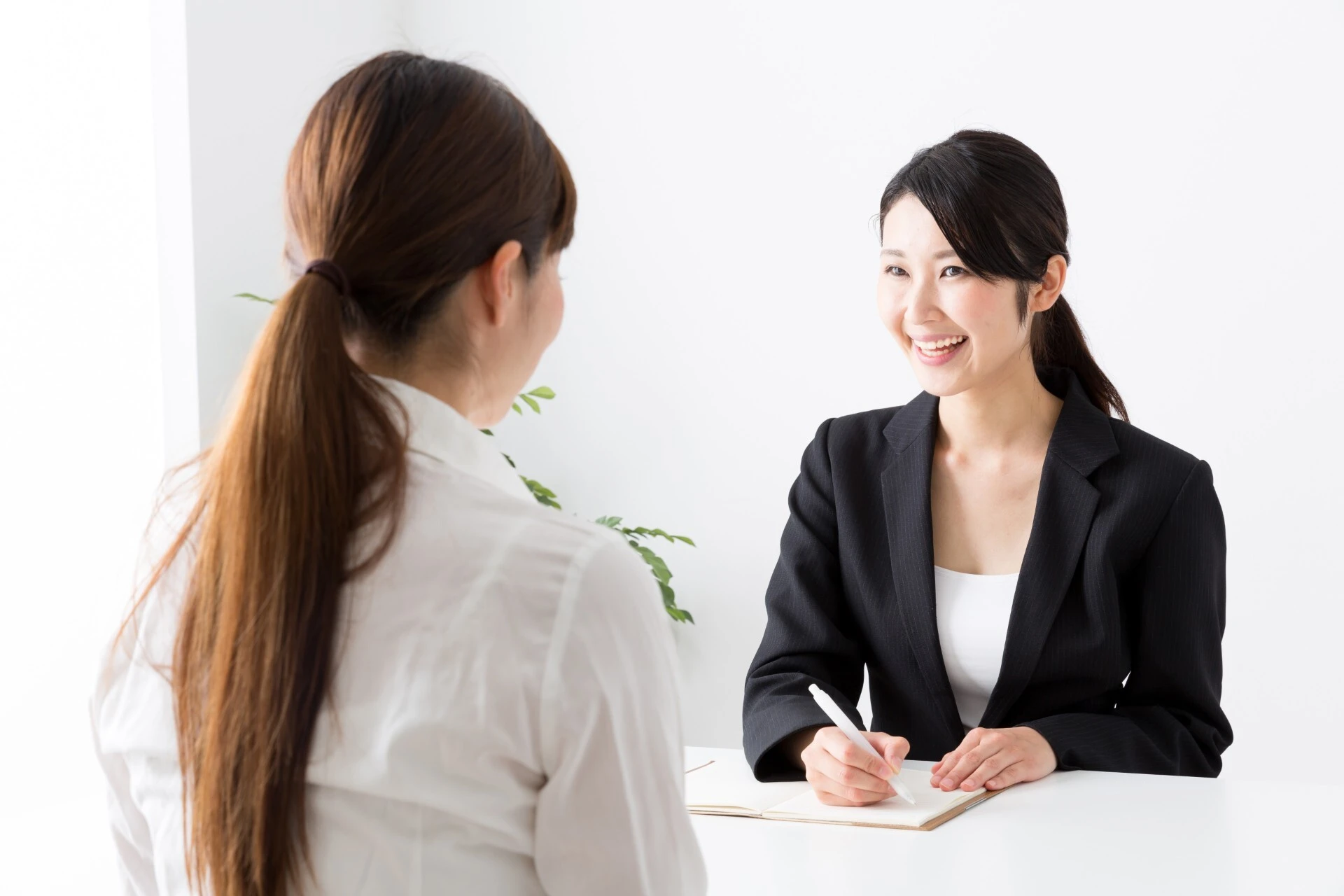 セミナーで話す女性スタッフ